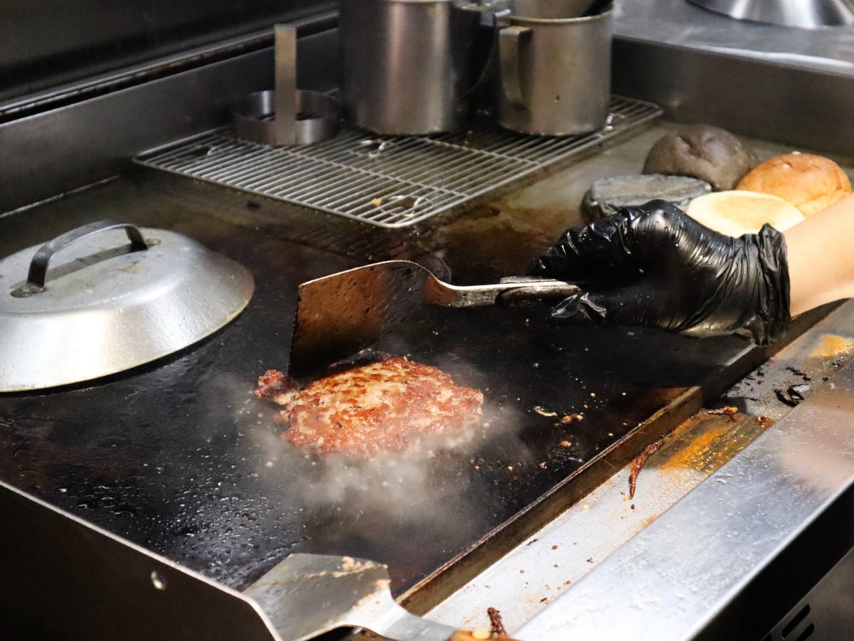 ❤美食分享❤【Bounce Back】台北東區宵夜族的天堂!手拍肉排、爆汁醬料的味蕾暴擊 🍔✨ - 第9張圖