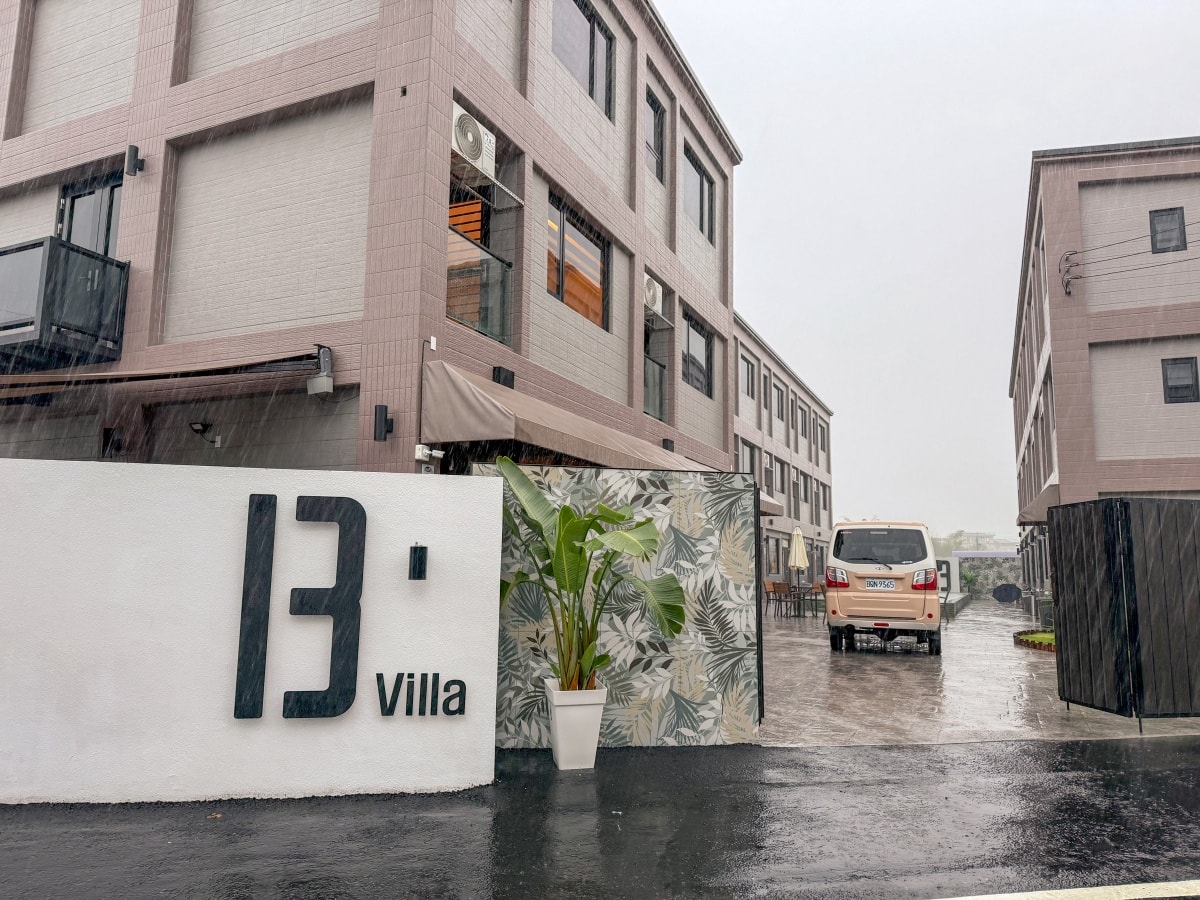 ❤旅宿分享❤【13 villa】宜蘭三星鄉十足好玩小包棟。颳風下雨也不怕！微醺酒牆 X 電動麻將 X KTV 舒心輕旅行