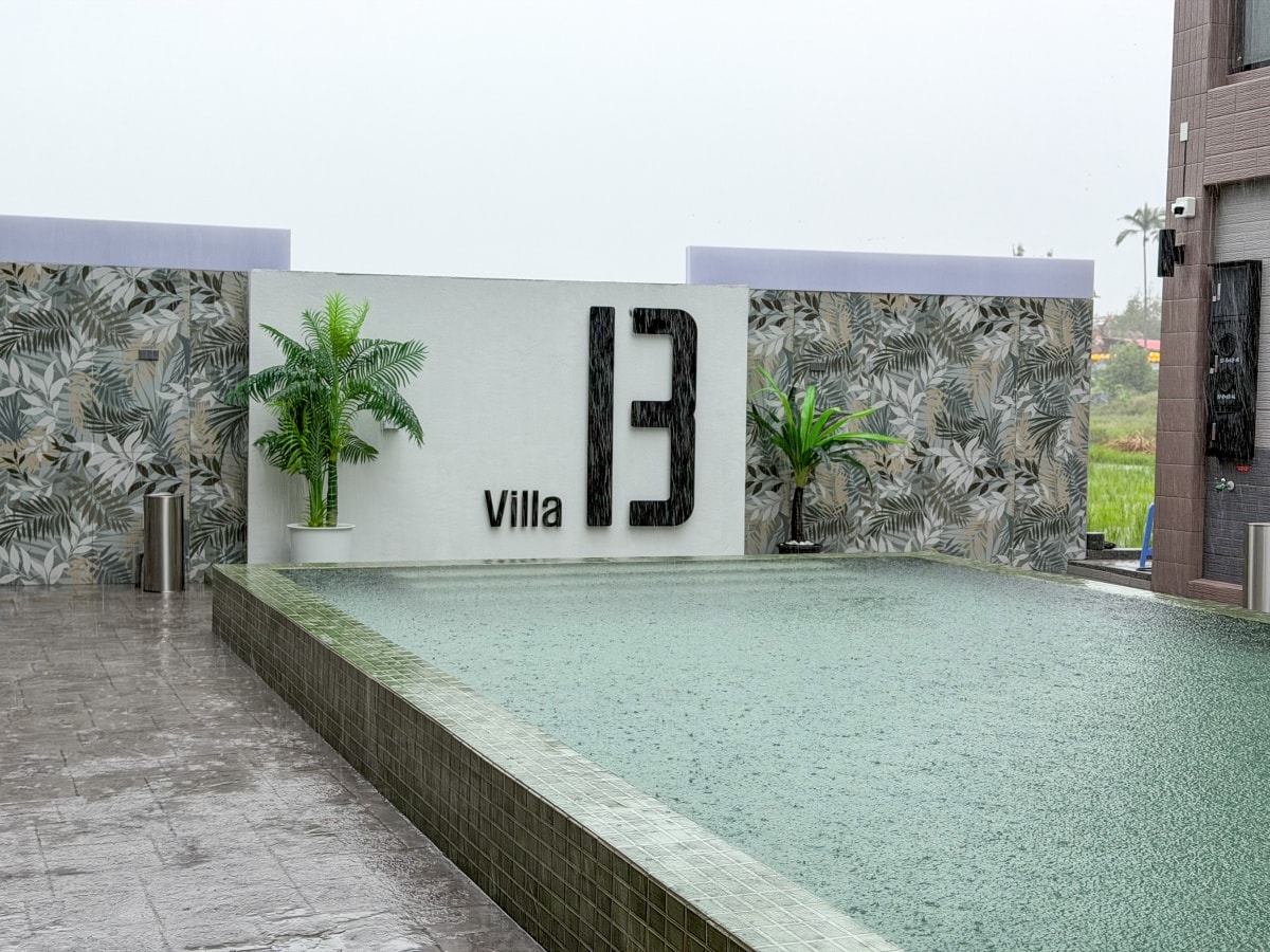 ❤旅宿分享❤【13 villa】宜蘭三星鄉十足好玩小包棟。颳風下雨也不怕！微醺酒牆 X 電動麻將 X KTV 舒心輕旅行