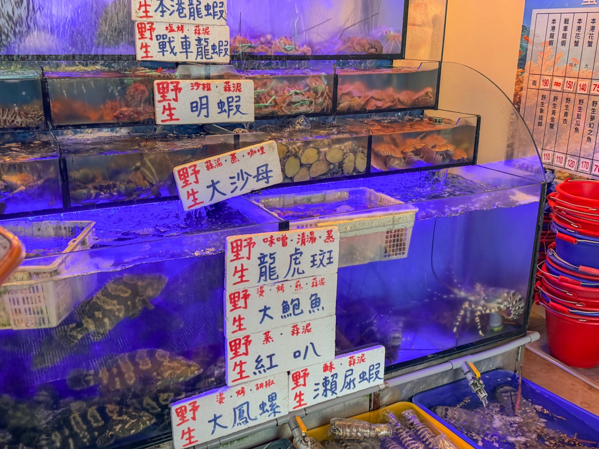 ❤美食分享❤【蟹老闆活海鮮】烏石港推薦海鮮餐廳｜好友餞行的那桌在地海味
