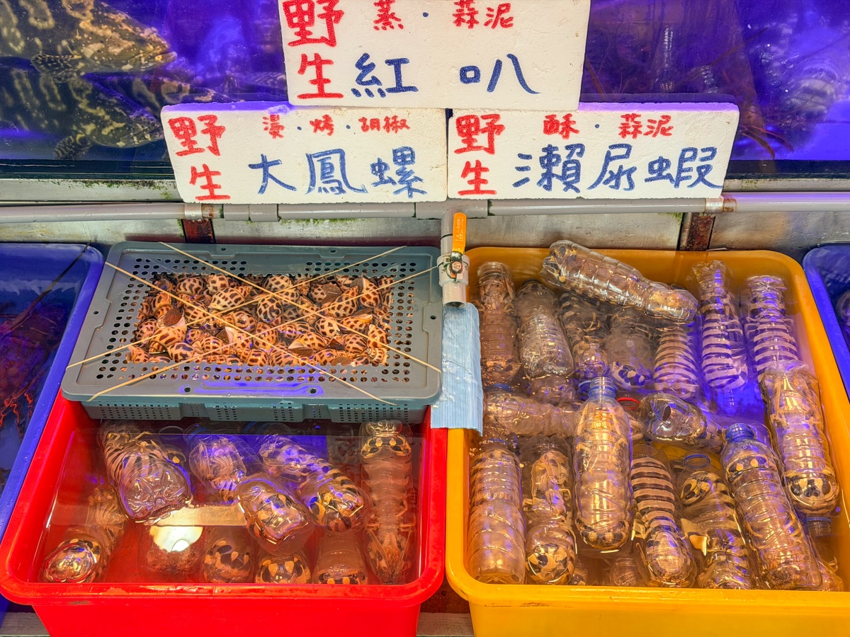 ❤美食分享❤【蟹老闆活海鮮】烏石港推薦海鮮餐廳｜好友餞行的那桌在地海味