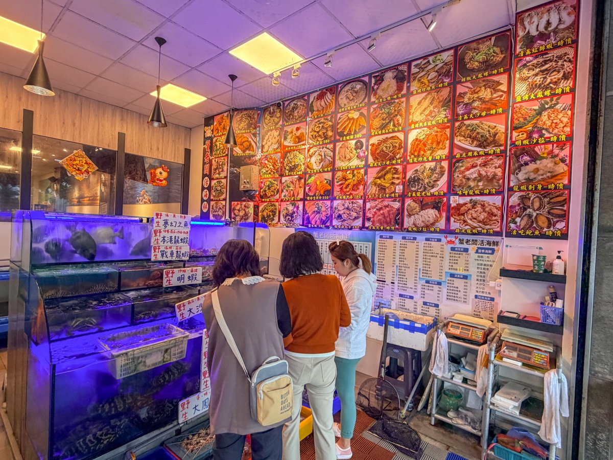 ❤美食分享❤【蟹老闆活海鮮】烏石港推薦海鮮餐廳｜好友餞行的那桌在地海味