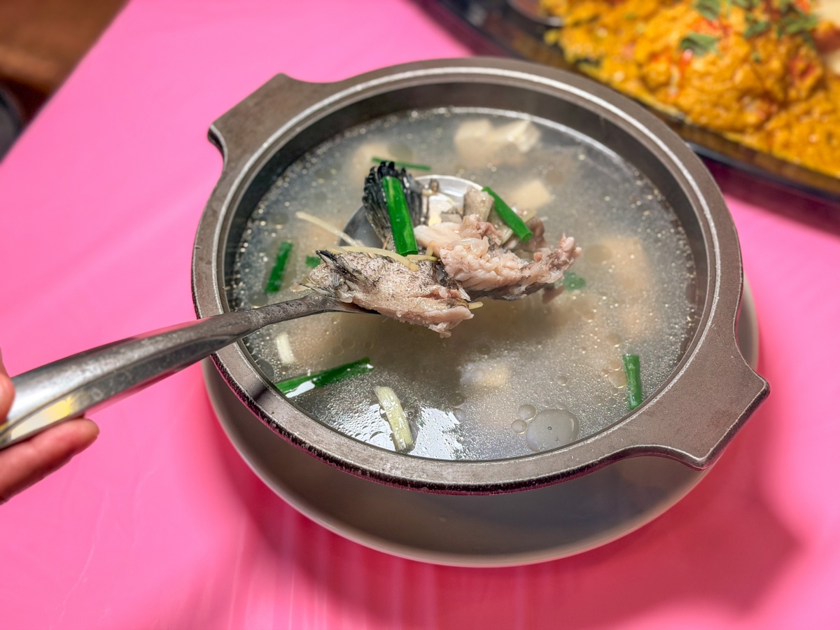 ❤美食分享❤【蟹老闆活海鮮】烏石港推薦海鮮餐廳｜好友餞行的那桌在地海味