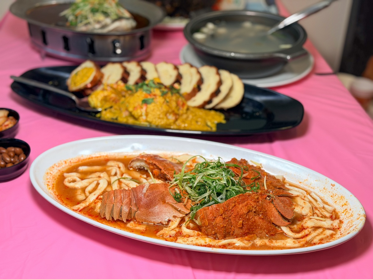 ❤美食分享❤【蟹老闆活海鮮】烏石港推薦海鮮餐廳｜好友餞行的那桌在地海味