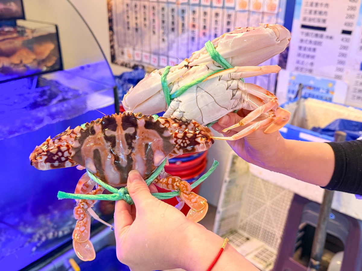 ❤美食分享❤【蟹老闆活海鮮】烏石港推薦海鮮餐廳｜好友餞行的那桌在地海味