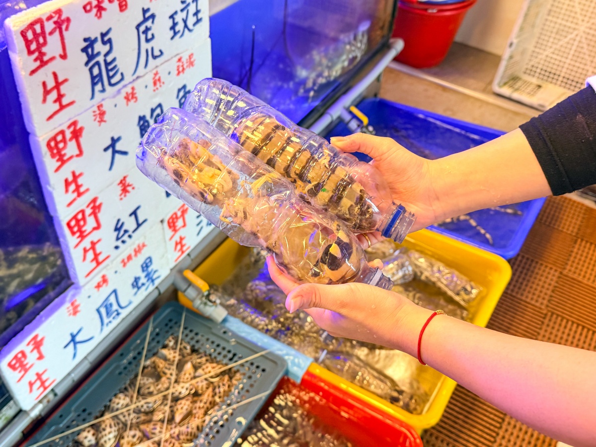 ❤美食分享❤【蟹老闆活海鮮】烏石港推薦海鮮餐廳｜好友餞行的那桌在地海味