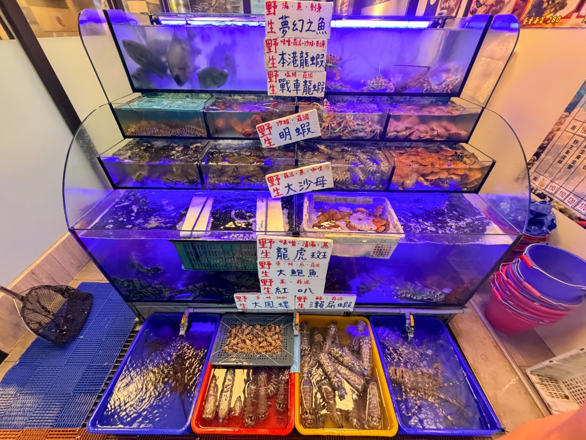 ❤美食分享❤【蟹老闆活海鮮】烏石港推薦海鮮餐廳｜好友餞行的那桌在地海味