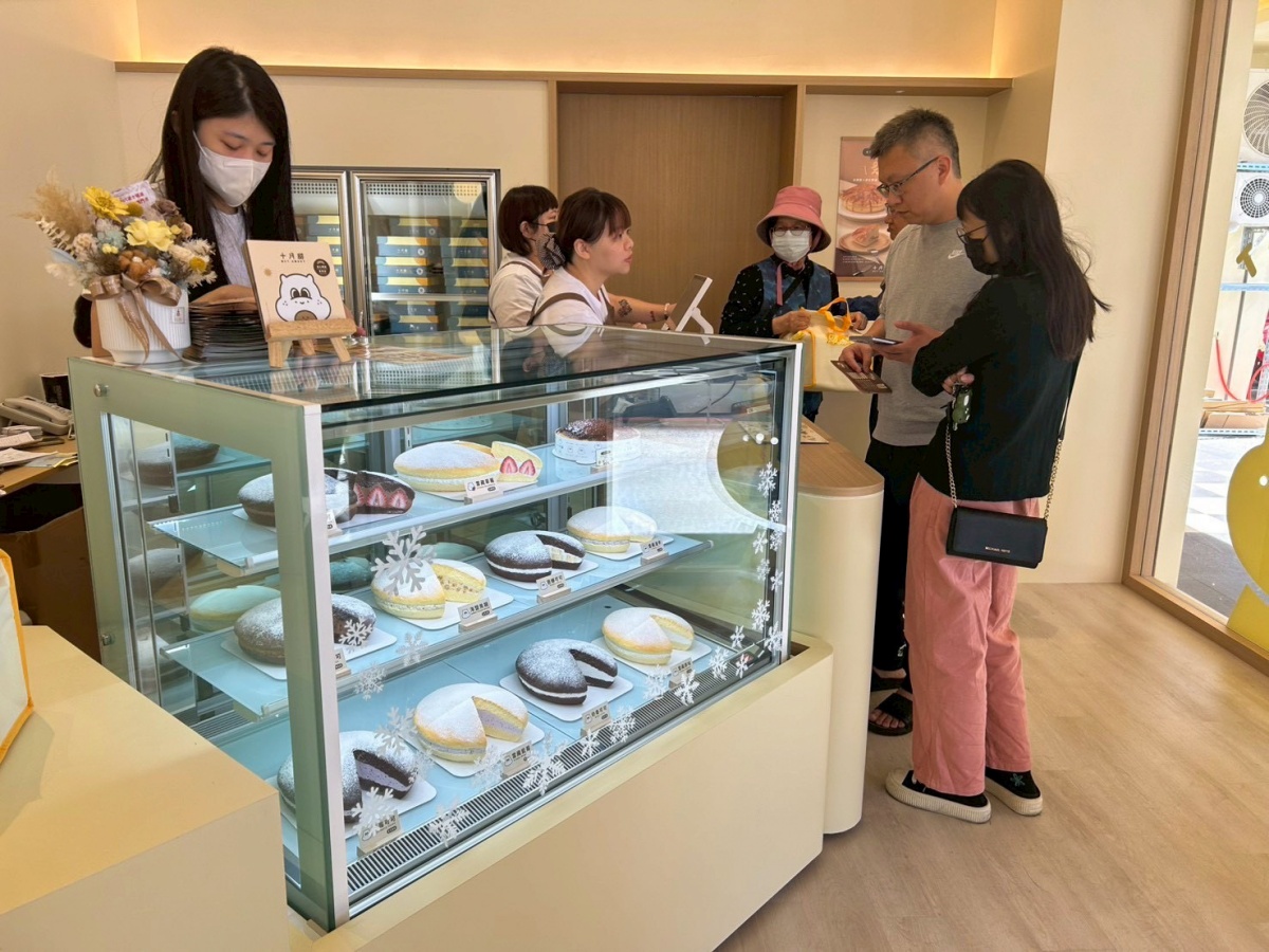 ❤美食分享❤【十月甜大墩門市新開幕|炙燒太陽 波士頓派開箱實吃】台中甜點推薦。12/11全新開幕。不敢相信太陽餅跟波士頓派合體了! - 第22張圖 ❤美食分享❤【十月甜大墩門市新開幕|炙燒太陽 波士頓派開箱實吃】台中甜點推薦。12/11全新開幕。不敢相信太陽餅跟波士頓派合體了!