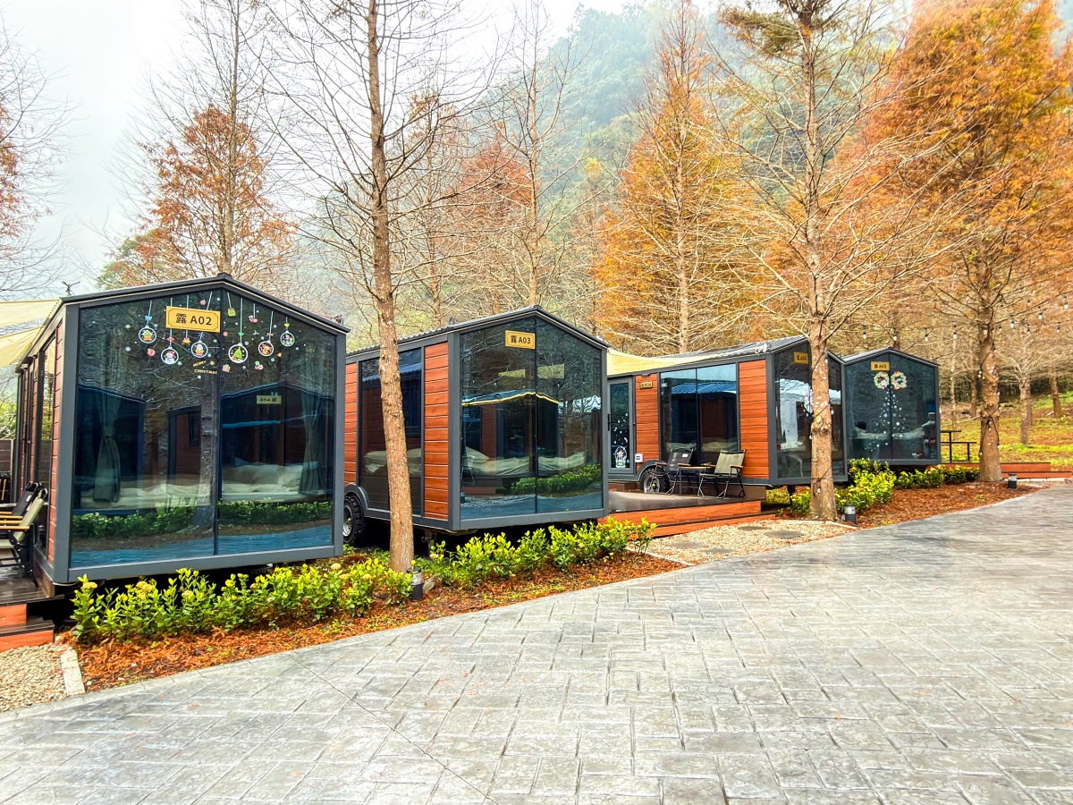 ❤旅宿分享❤【會來尖石溫泉渡假村】新竹尖石露營車推薦｜被落羽松包圍的懶人露營車，在森林裡醒來再去泡溫泉