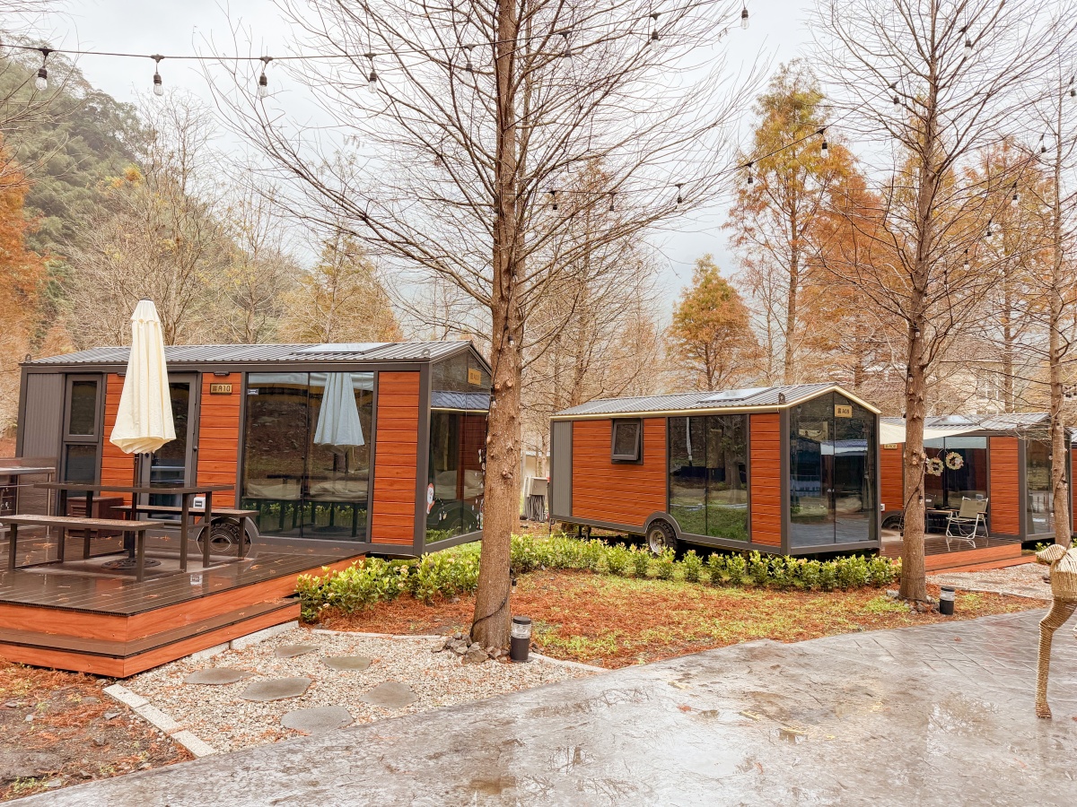 ❤旅宿分享❤【會來尖石溫泉渡假村】新竹尖石露營車推薦｜被落羽松包圍的懶人露營車，在森林裡醒來再去泡溫泉