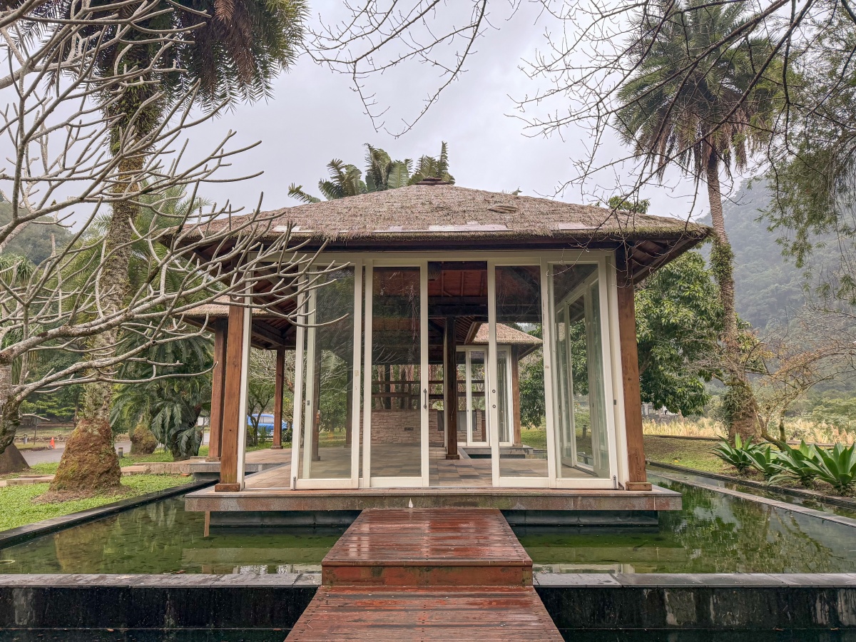 ❤旅宿分享❤【會來尖石溫泉渡假村】新竹尖石露營車推薦｜被落羽松包圍的懶人露營車，在森林裡醒來再去泡溫泉