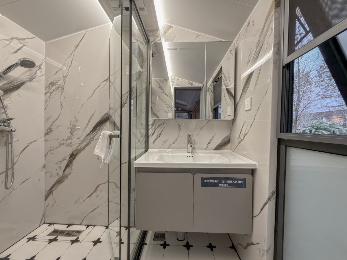 ❤旅宿分享❤【會來尖石溫泉渡假村】新竹尖石露營車推薦｜被落羽松包圍的懶人露營車，在森林裡醒來再去泡溫泉