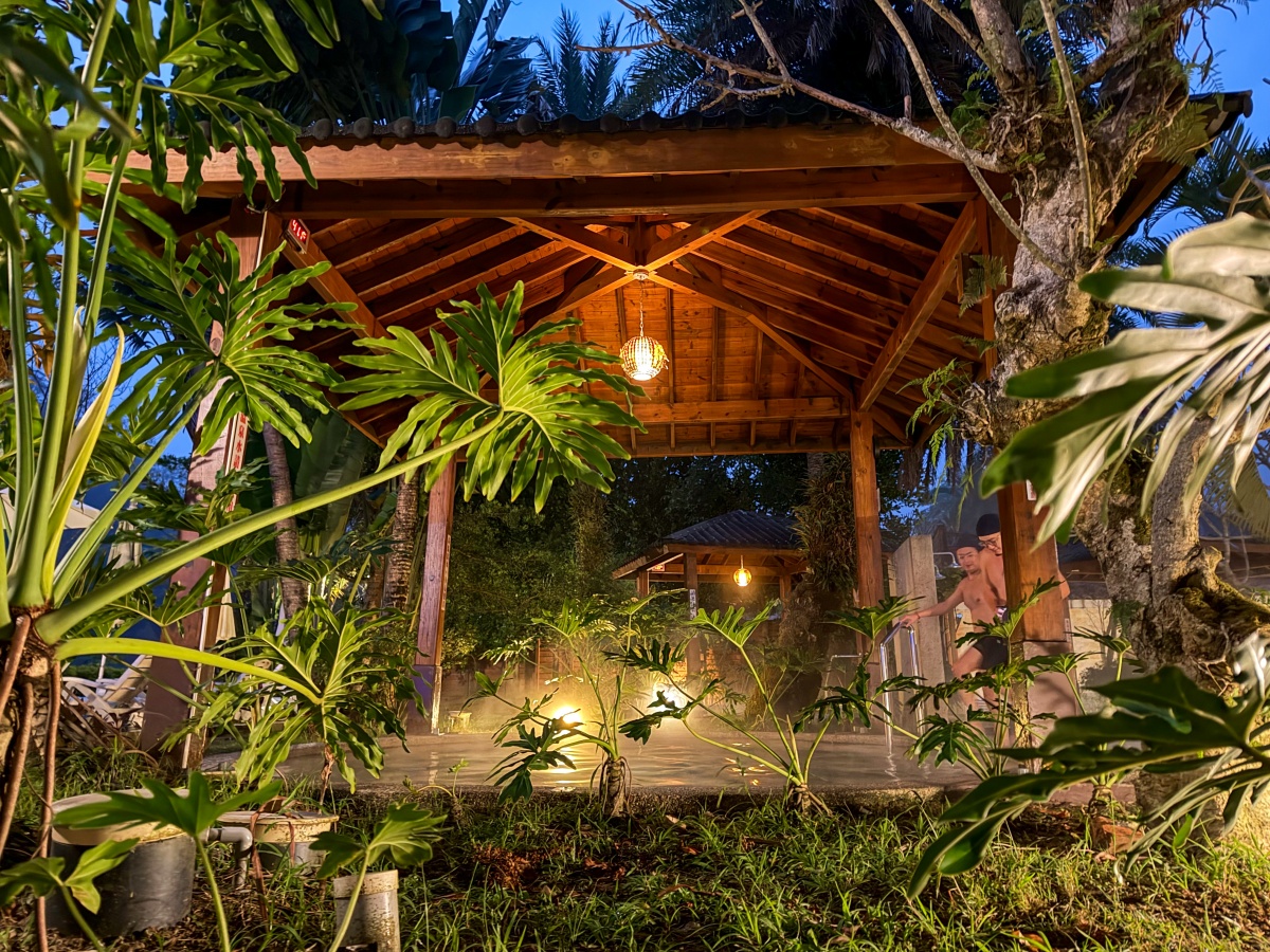 ❤旅宿分享❤【會來尖石溫泉渡假村】新竹尖石露營車推薦｜被落羽松包圍的懶人露營車，在森林裡醒來再去泡溫泉