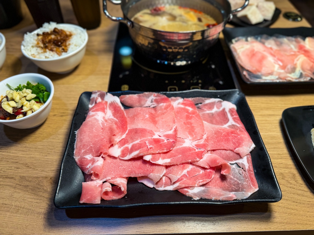 ❤旅宿分享❤【會來尖石溫泉渡假村】新竹尖石露營車推薦｜被落羽松包圍的懶人露營車，在森林裡醒來再去泡溫泉