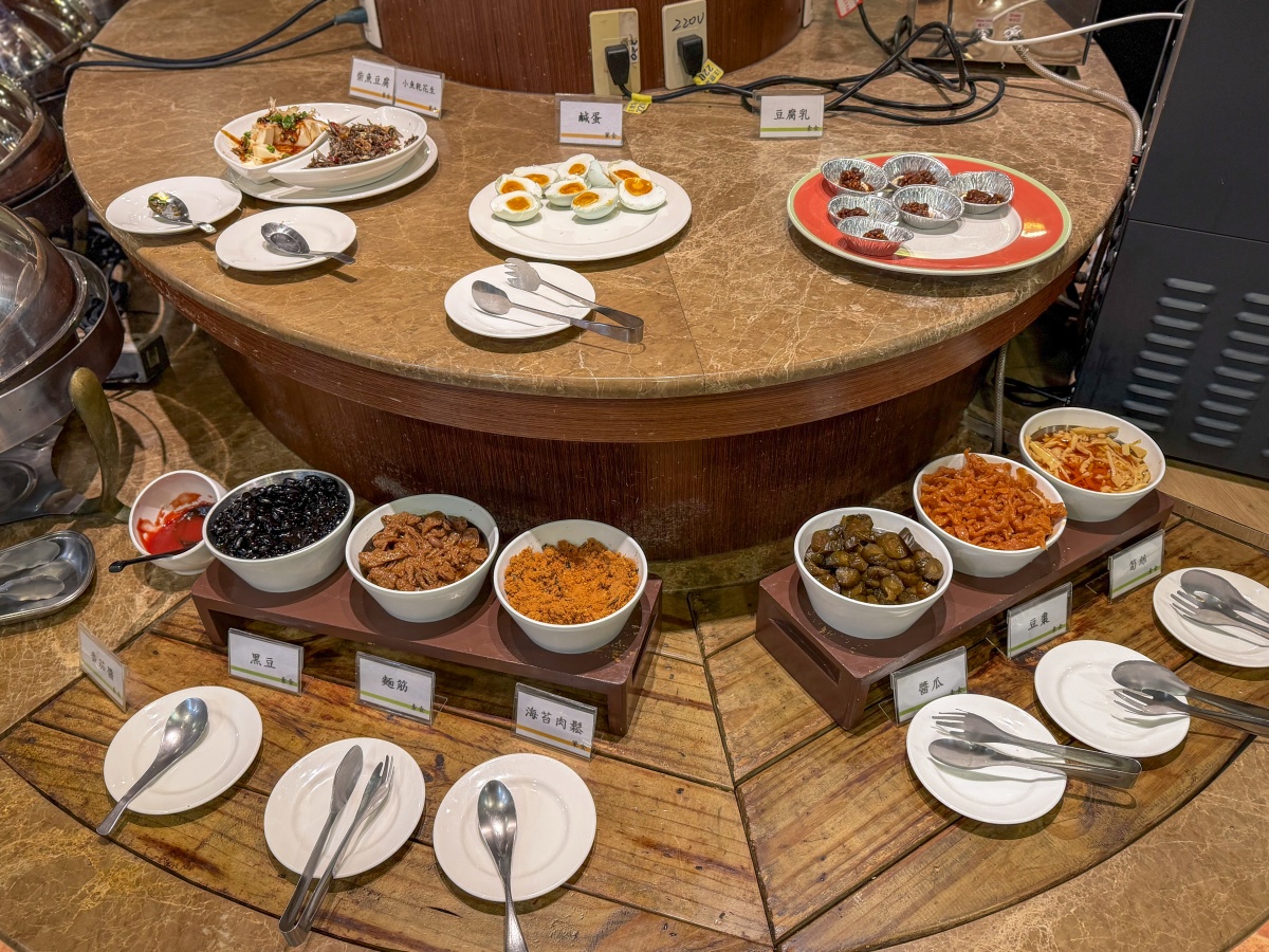 ❤旅宿分享❤【會來尖石溫泉渡假村】新竹尖石露營車推薦｜被落羽松包圍的懶人露營車，在森林裡醒來再去泡溫泉