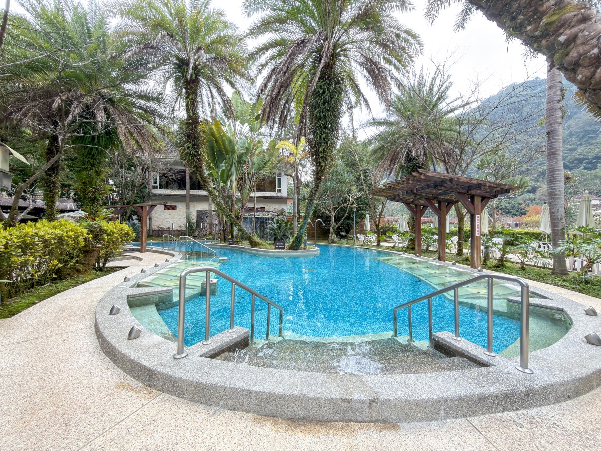 ❤旅宿分享❤【會來尖石溫泉渡假村】新竹尖石露營車推薦｜被落羽松包圍的懶人露營車，在森林裡醒來再去泡溫泉