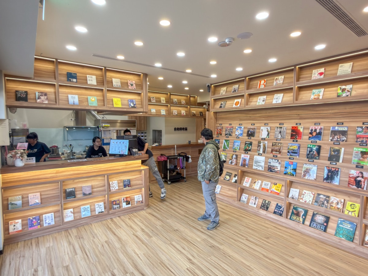 【保國衛民|漫畫包廂.共享空間.高雄九如店】高雄包廂漫畫店推薦。火車站附近漫畫包廂,獨立包廂計時制、安靜不被打擾 - 第3張圖 【保國衛民|漫畫包廂.共享空間.高雄九如店】高雄包廂漫畫店推薦。火車站附近漫畫包廂,獨立包廂計時制、安靜不被打擾
