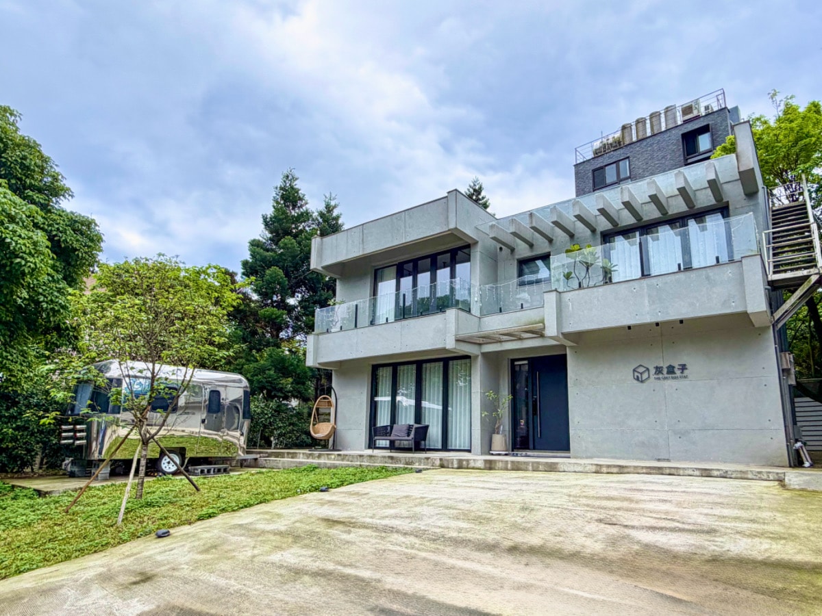 ❤旅宿分享❤【灰盒子民宿 The Grey Box Stay】金山民宿推薦｜超強廚房設備、獨立隔音星空 KTV 包廂，還有露營車體驗！