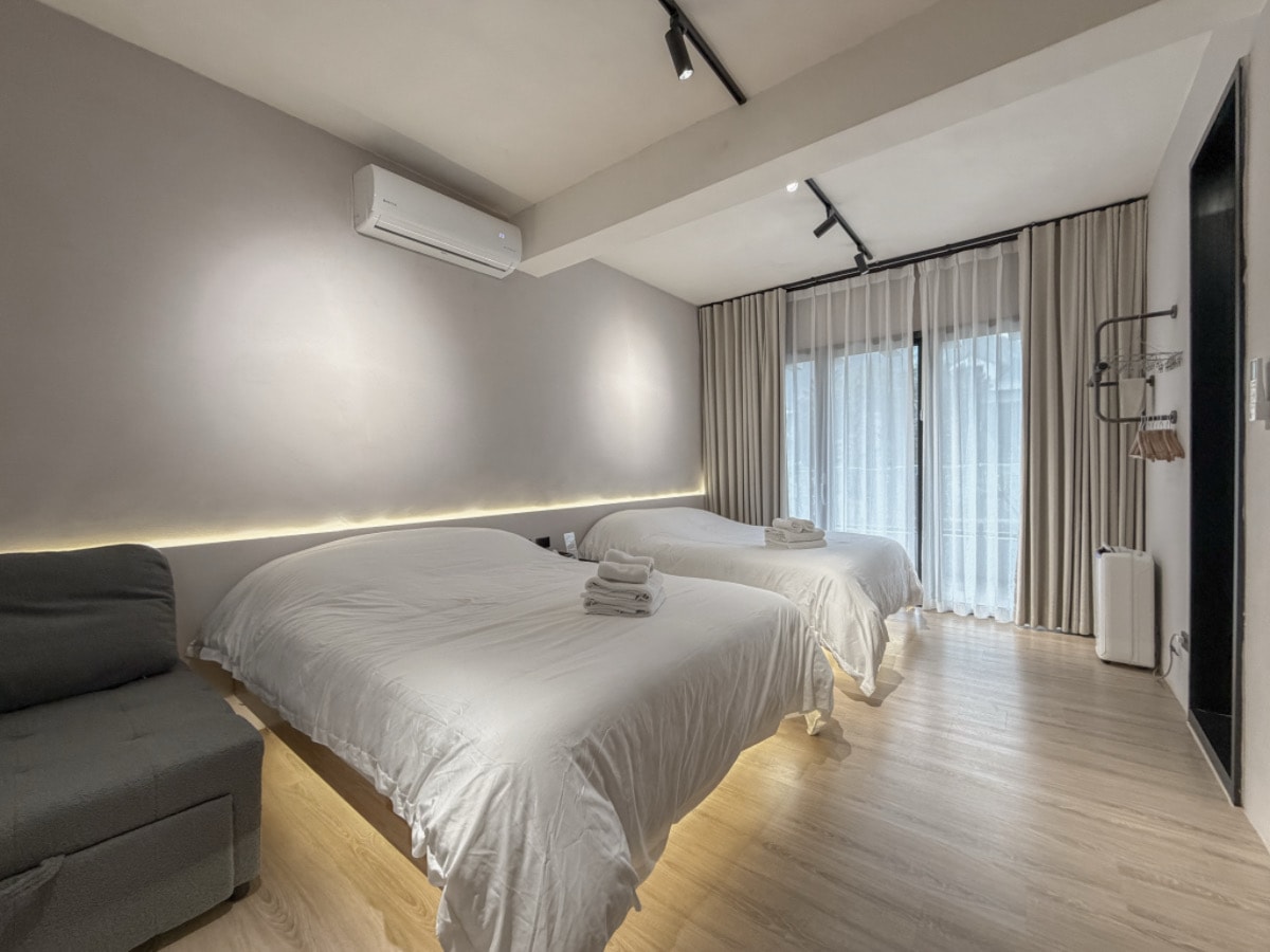 ❤旅宿分享❤【灰盒子民宿 The Grey Box Stay】金山民宿推薦｜超強廚房設備、獨立隔音星空 KTV 包廂，還有露營車體驗！