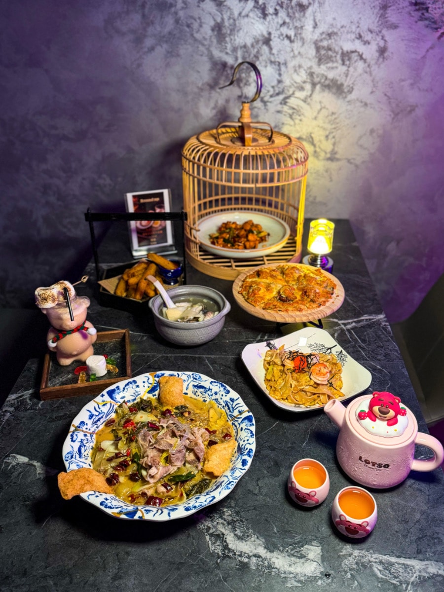 ❤美食分享❤【ROUND UP創意料理】隱身城市裡的粉紅夢境。台北東區地下室的粉色派對空間，從料理到超夢幻KTV粉紅包廂都讓人上癮！