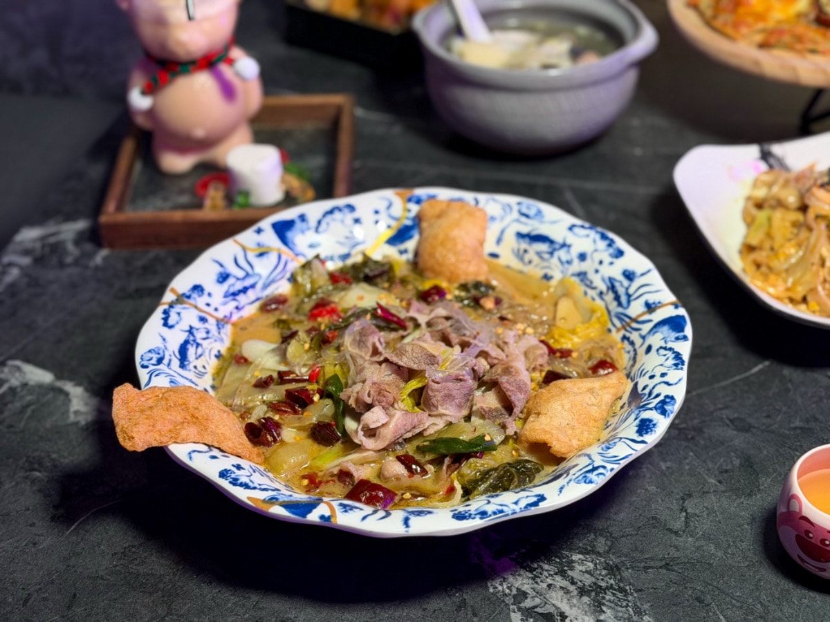 ❤美食分享❤【ROUND UP創意料理】隱身城市裡的粉紅夢境。台北東區地下室的粉色派對空間，從料理到超夢幻KTV粉紅包廂都讓人上癮！