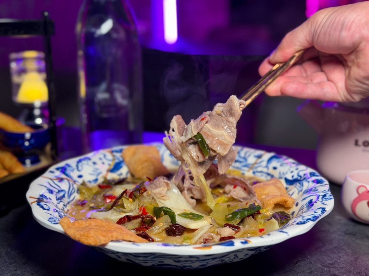 ❤美食分享❤【ROUND UP創意料理】隱身城市裡的粉紅夢境。台北東區地下室的粉色派對空間，從料理到超夢幻KTV粉紅包廂都讓人上癮！