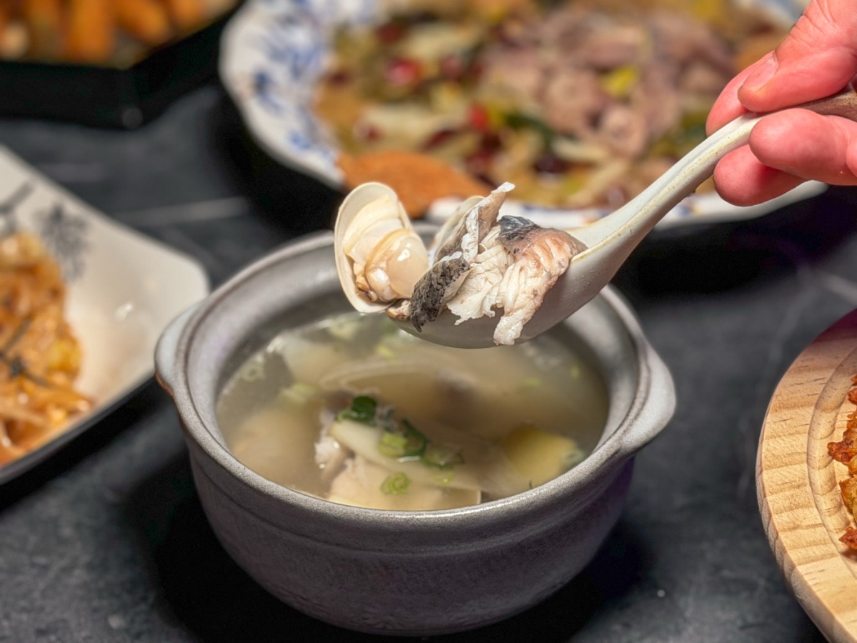 ❤美食分享❤【ROUND UP創意料理】隱身城市裡的粉紅夢境。台北東區地下室的粉色派對空間，從料理到超夢幻KTV粉紅包廂都讓人上癮！