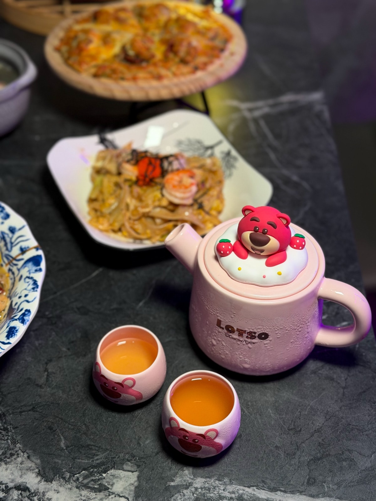 ❤美食分享❤【ROUND UP創意料理】隱身城市裡的粉紅夢境。台北東區地下室的粉色派對空間，從料理到超夢幻KTV粉紅包廂都讓人上癮！