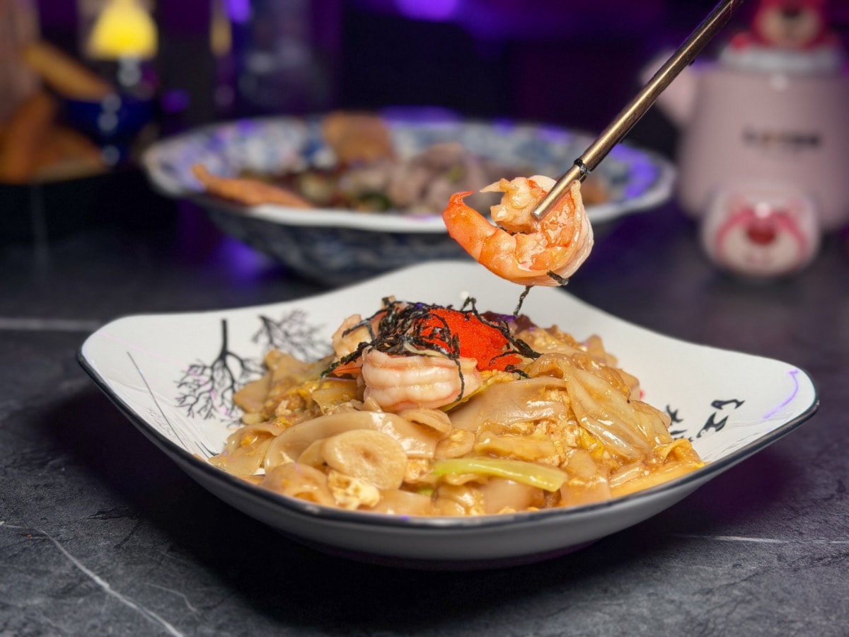 ❤美食分享❤【ROUND UP創意料理】隱身城市裡的粉紅夢境。台北東區地下室的粉色派對空間，從料理到超夢幻KTV粉紅包廂都讓人上癮！