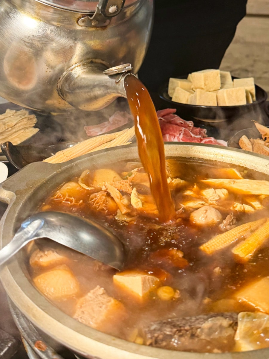 炭火牛肉火鍋推薦｜板橋牛肉火鍋總店食記，湯頭越煮越清澈！