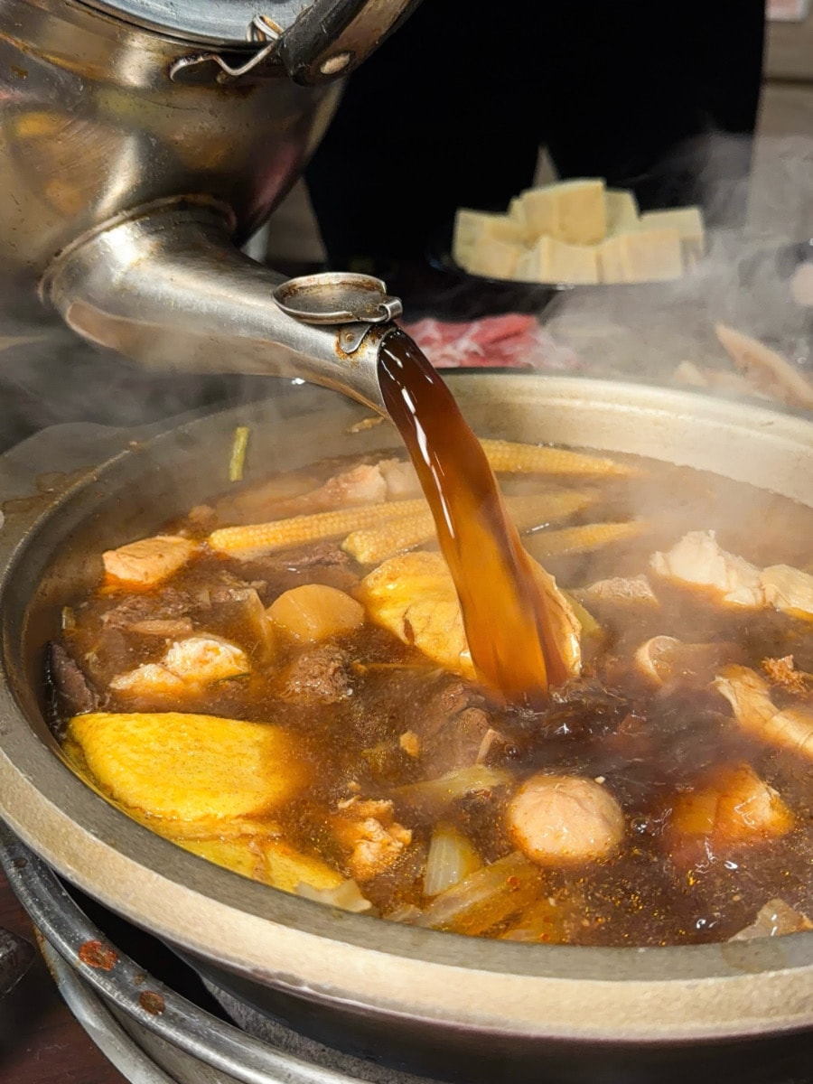 炭火牛肉火鍋推薦｜板橋牛肉火鍋總店食記，湯頭越煮越清澈！