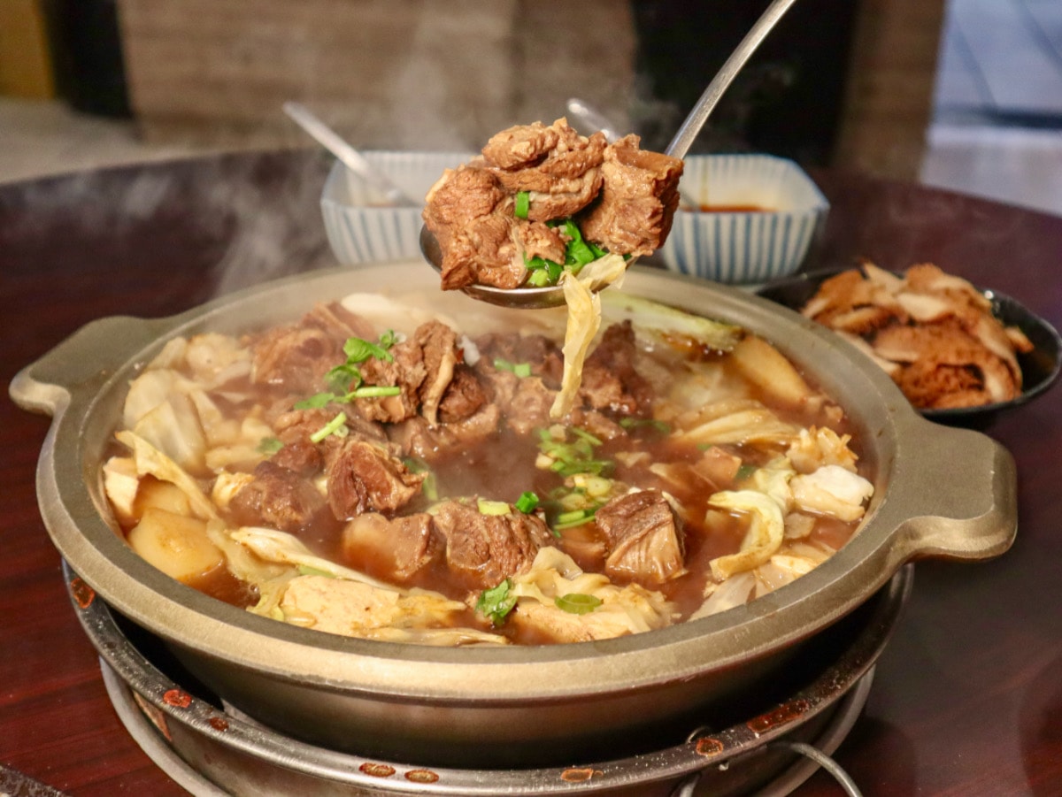 炭火牛肉火鍋推薦｜板橋牛肉火鍋總店食記，湯頭越煮越清澈！