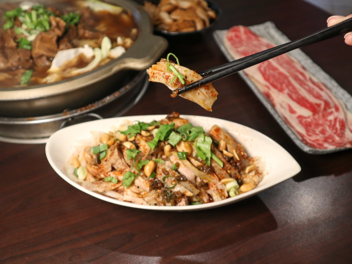 炭火牛肉火鍋推薦｜板橋牛肉火鍋總店食記，湯頭越煮越清澈！