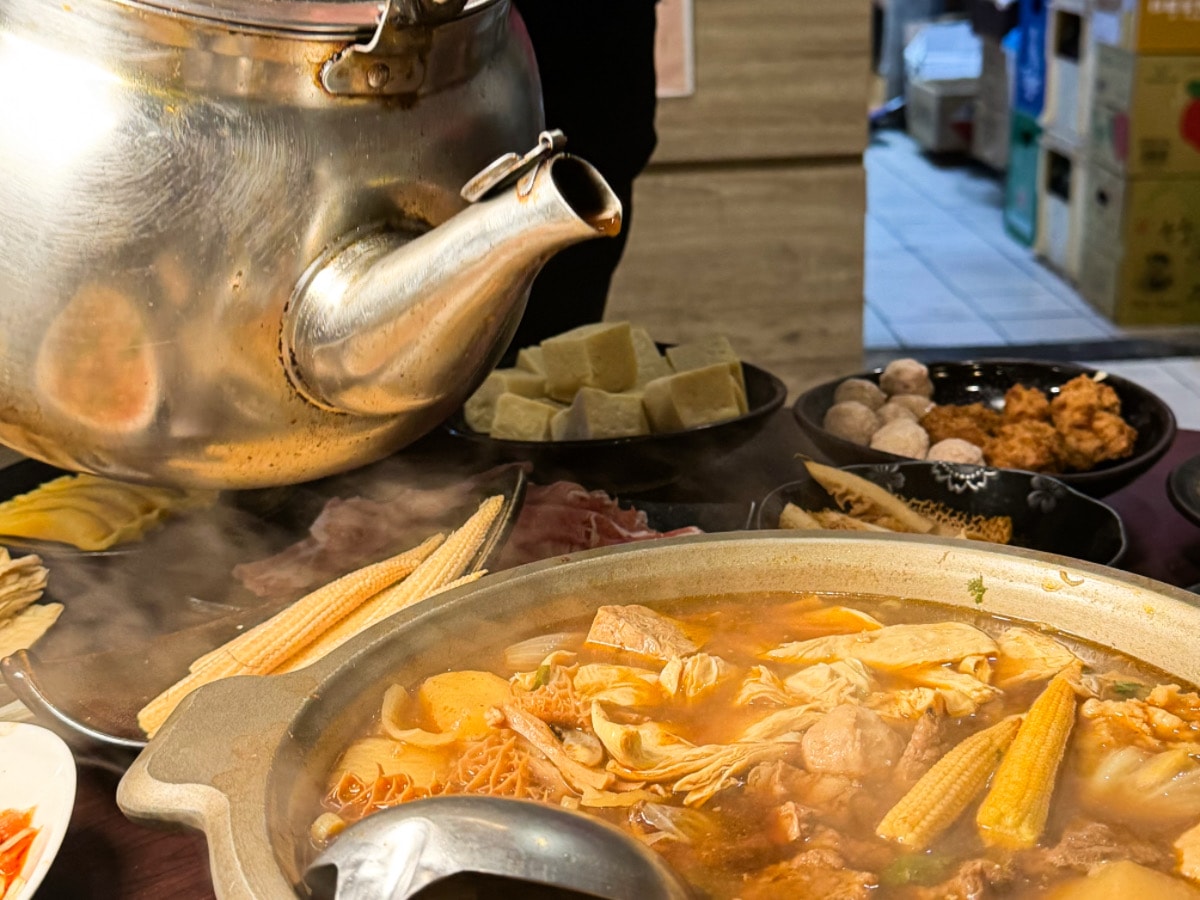 炭火牛肉火鍋推薦｜板橋牛肉火鍋總店食記，湯頭越煮越清澈！