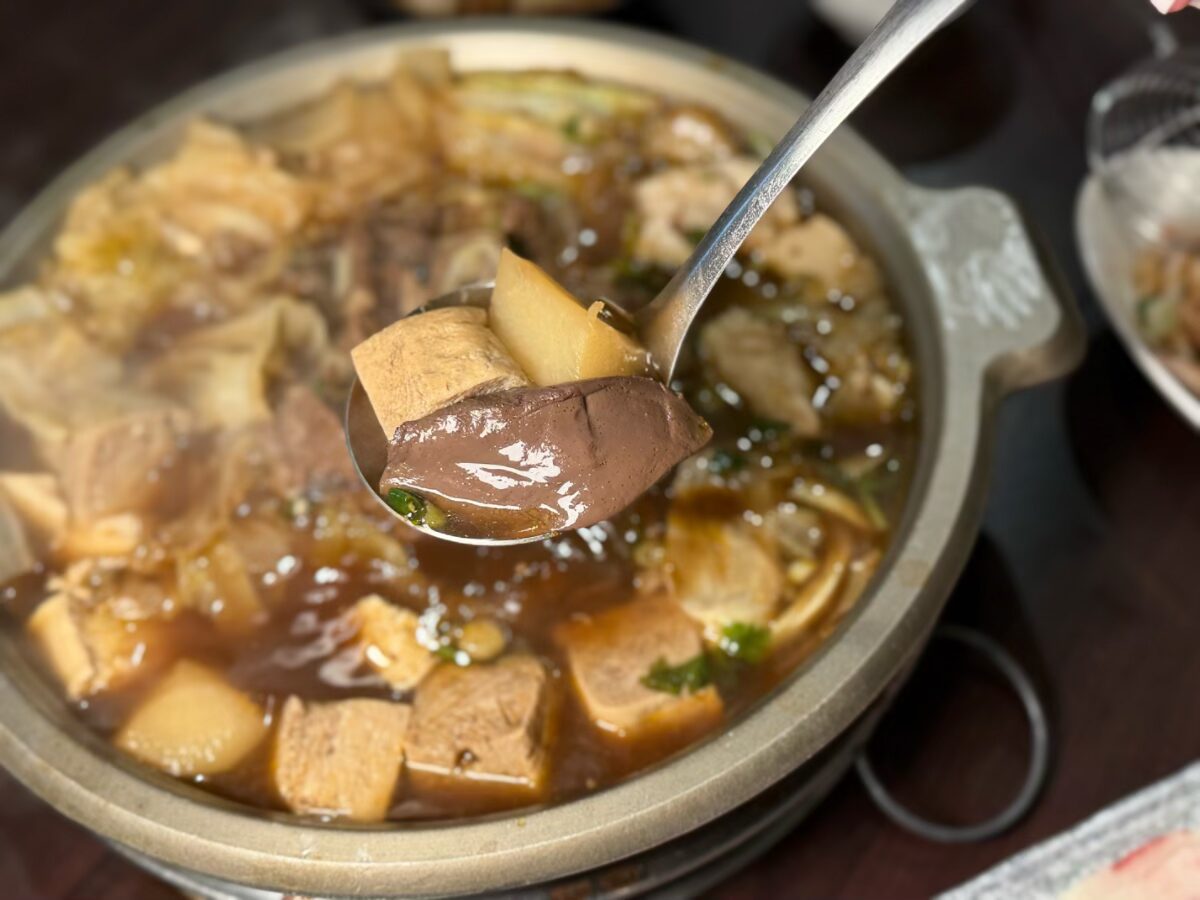 炭火牛肉火鍋推薦｜板橋牛肉火鍋總店食記，湯頭越煮越清澈！