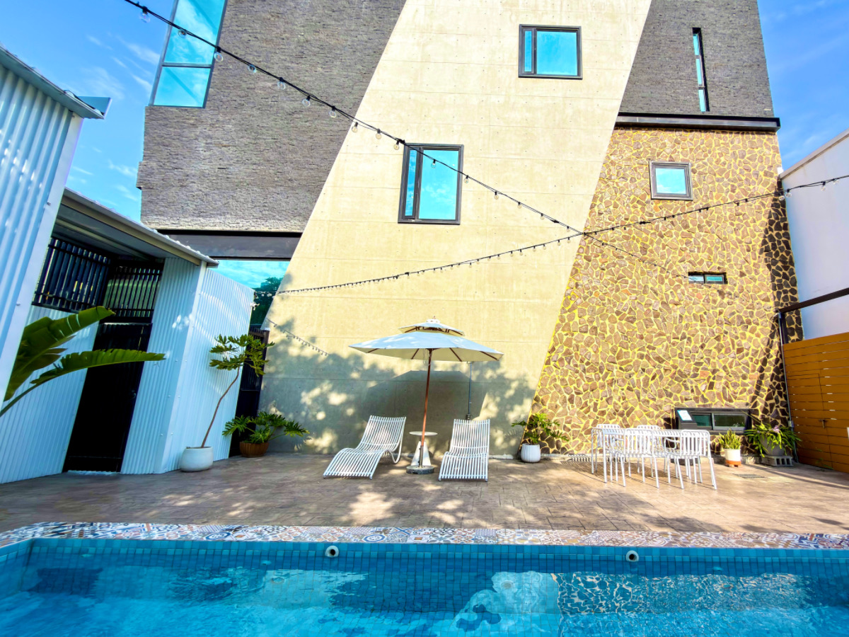 ❤旅宿分享❤【洛夫特包棟旅店 Looft Hotel】墾丁包棟推薦|4人就能包棟!清水模工業風玻璃屋、私人泳池、KTV、電動麻將一次擁有 - 第43張圖 ❤旅宿分享❤【洛夫特包棟旅店 Looft Hotel】墾丁包棟推薦|4人就能包棟!清水模工業風玻璃屋、私人泳池、KTV、電動麻將一次擁有