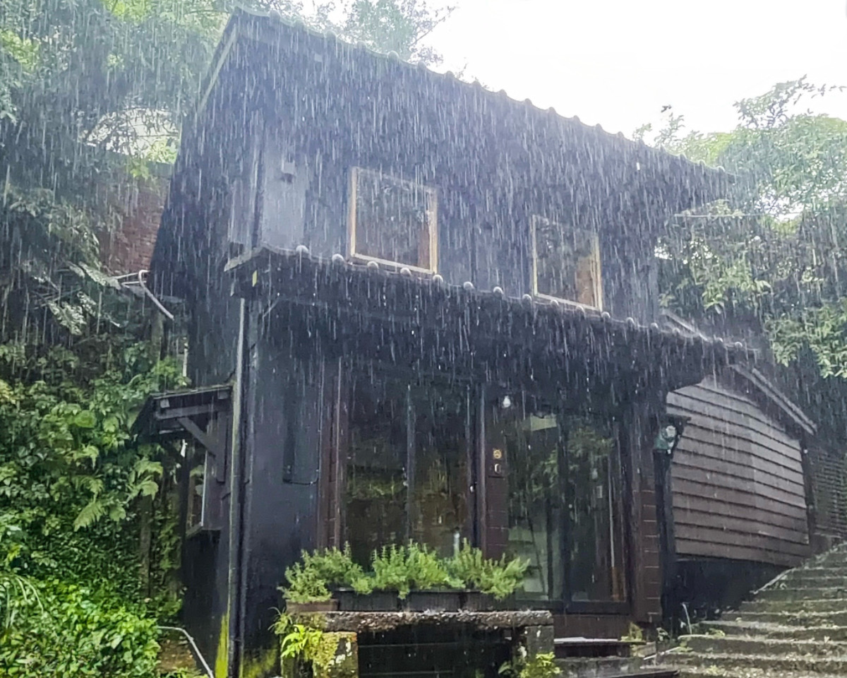 ❤旅宿分享❤【金瓜石 l 逸境 184 l 靜心系包棟旅宿】山壁共生的靜謐藏身處，住進金瓜石老宅包棟聽雨看山海