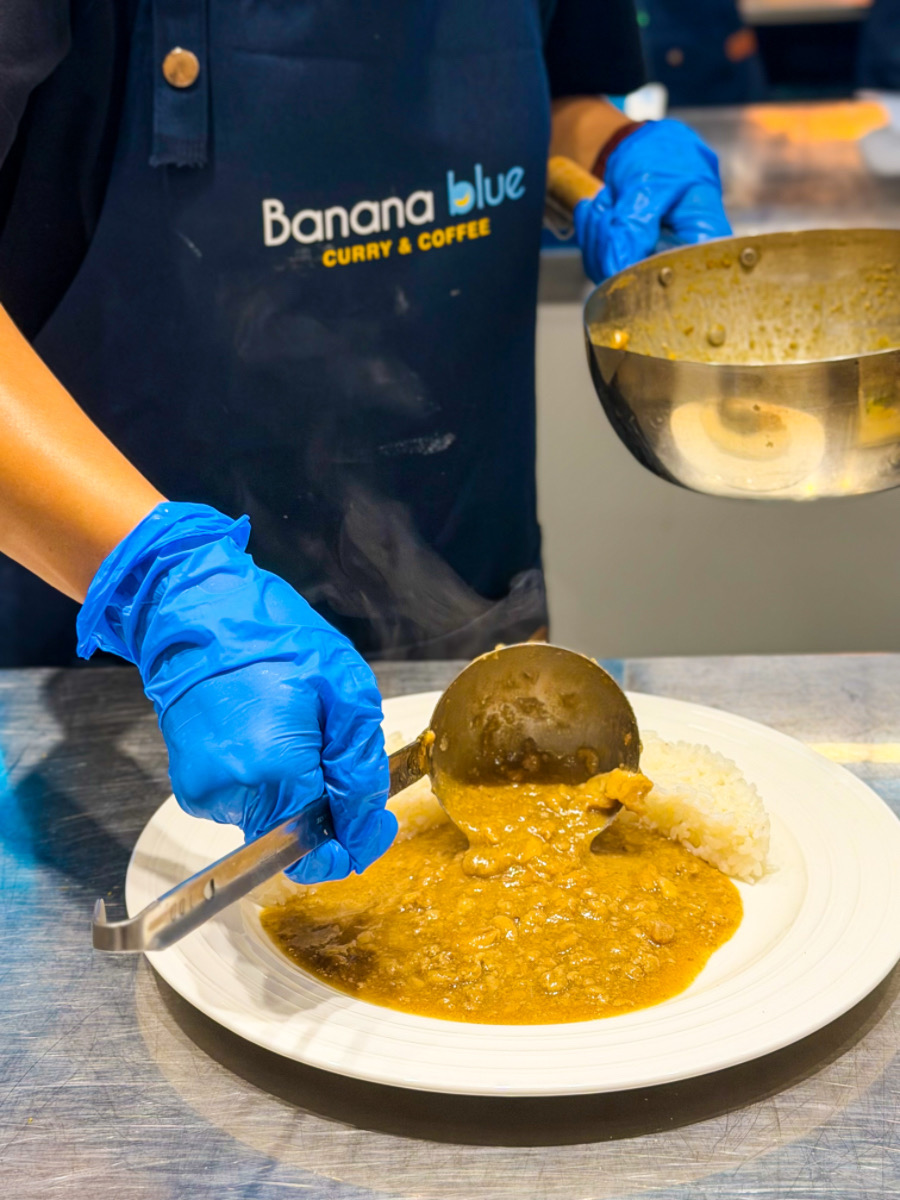 ❤美食分享❤【Banana blue Curry & Coffee】士林美食8/1全新試營運，鹹蛋流沙咖哩、整顆水果氣泡飲太浮誇