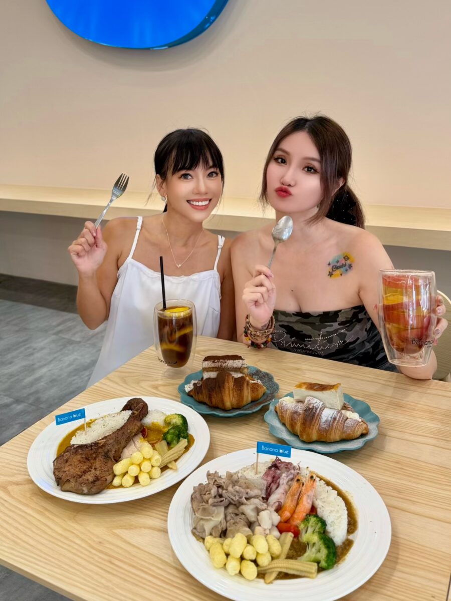 ❤美食分享❤【Banana blue Curry & Coffee】士林美食8/1全新試營運，鹹蛋流沙咖哩、整顆水果氣泡飲太浮誇