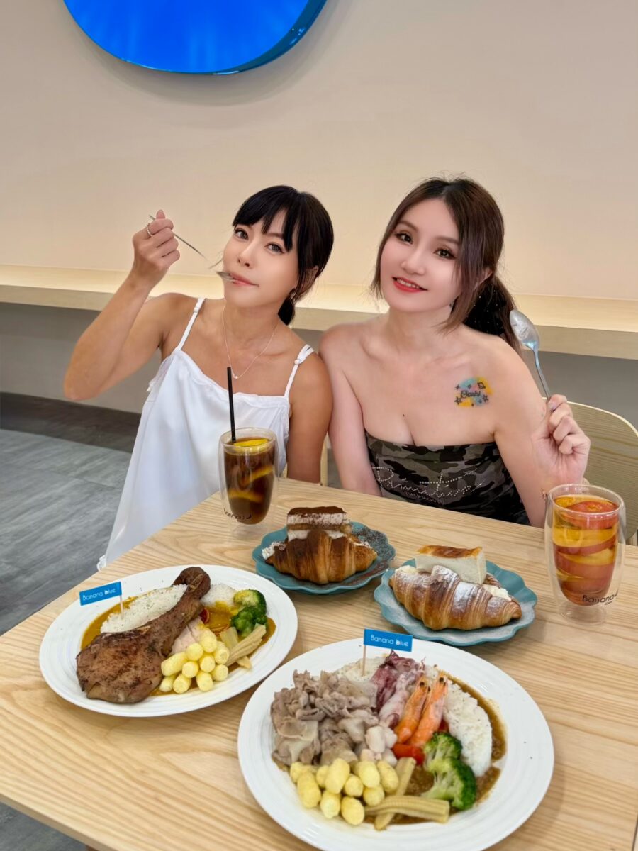 ❤美食分享❤【Banana blue Curry & Coffee】士林美食8/1全新試營運，鹹蛋流沙咖哩、整顆水果氣泡飲太浮誇