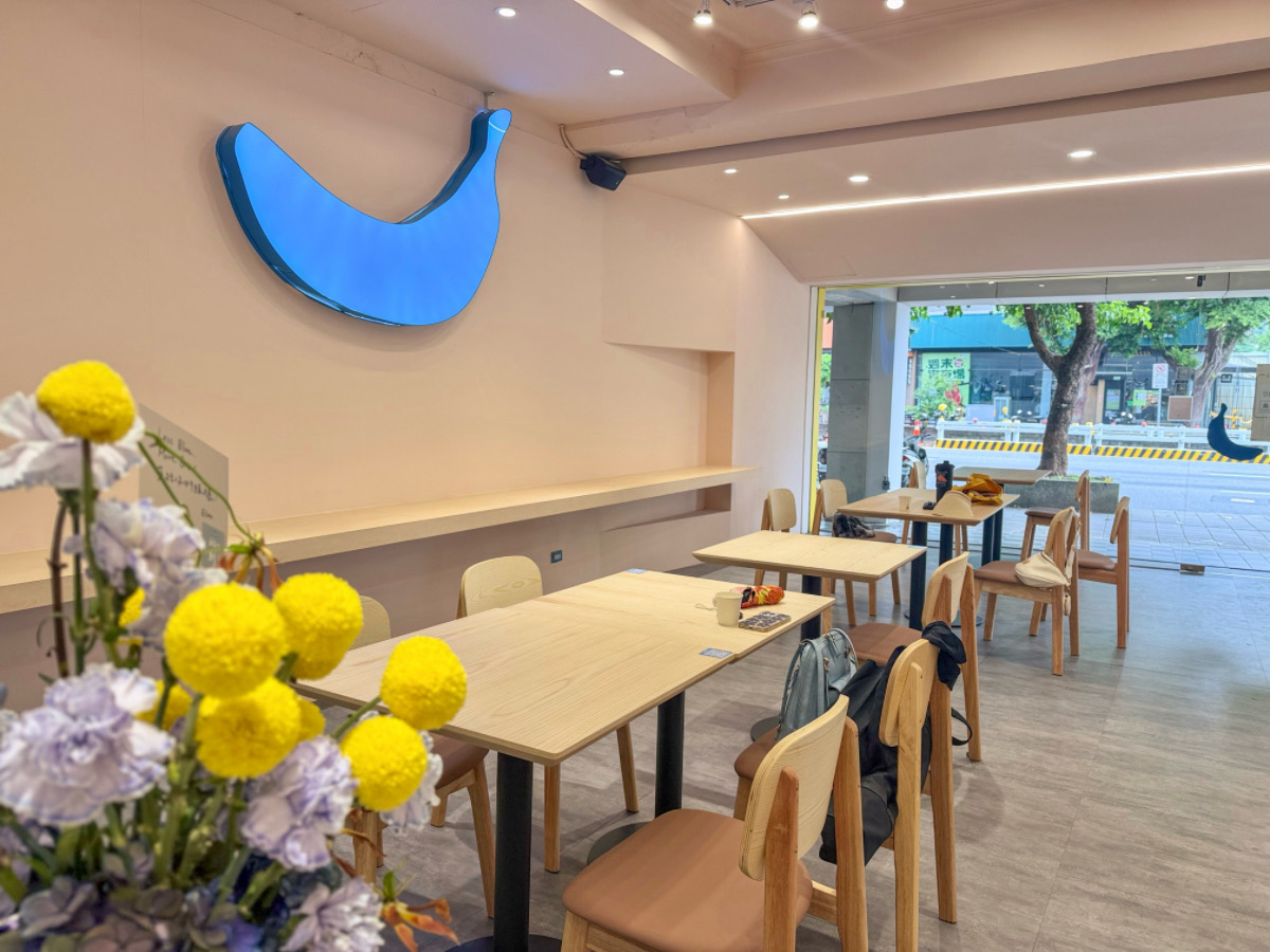 ❤美食分享❤【Banana blue Curry & Coffee】士林美食8/1全新試營運，鹹蛋流沙咖哩、整顆水果氣泡飲太浮誇