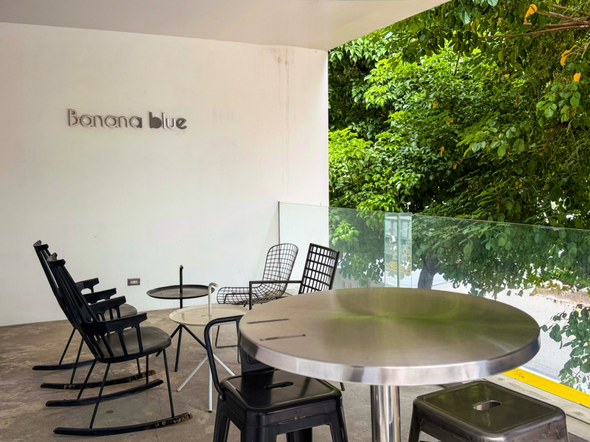 ❤美食分享❤【Banana blue Curry & Coffee】士林美食8/1全新試營運，鹹蛋流沙咖哩、整顆水果氣泡飲太浮誇