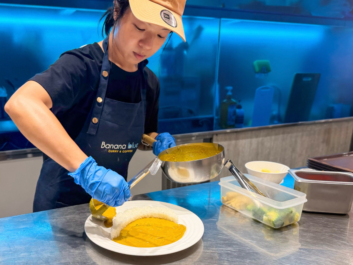❤美食分享❤【Banana blue Curry & Coffee】士林美食8/1全新試營運，鹹蛋流沙咖哩、整顆水果氣泡飲太浮誇