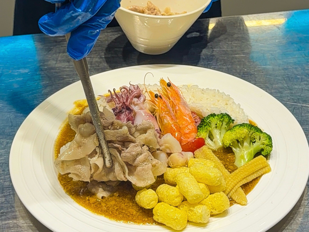 ❤美食分享❤【Banana blue Curry & Coffee】士林美食8/1全新試營運，鹹蛋流沙咖哩、整顆水果氣泡飲太浮誇