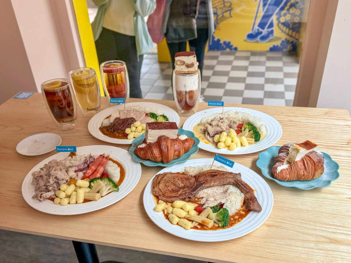 ❤美食分享❤【Banana blue Curry & Coffee】士林美食8/1全新試營運，鹹蛋流沙咖哩、整顆水果氣泡飲太浮誇