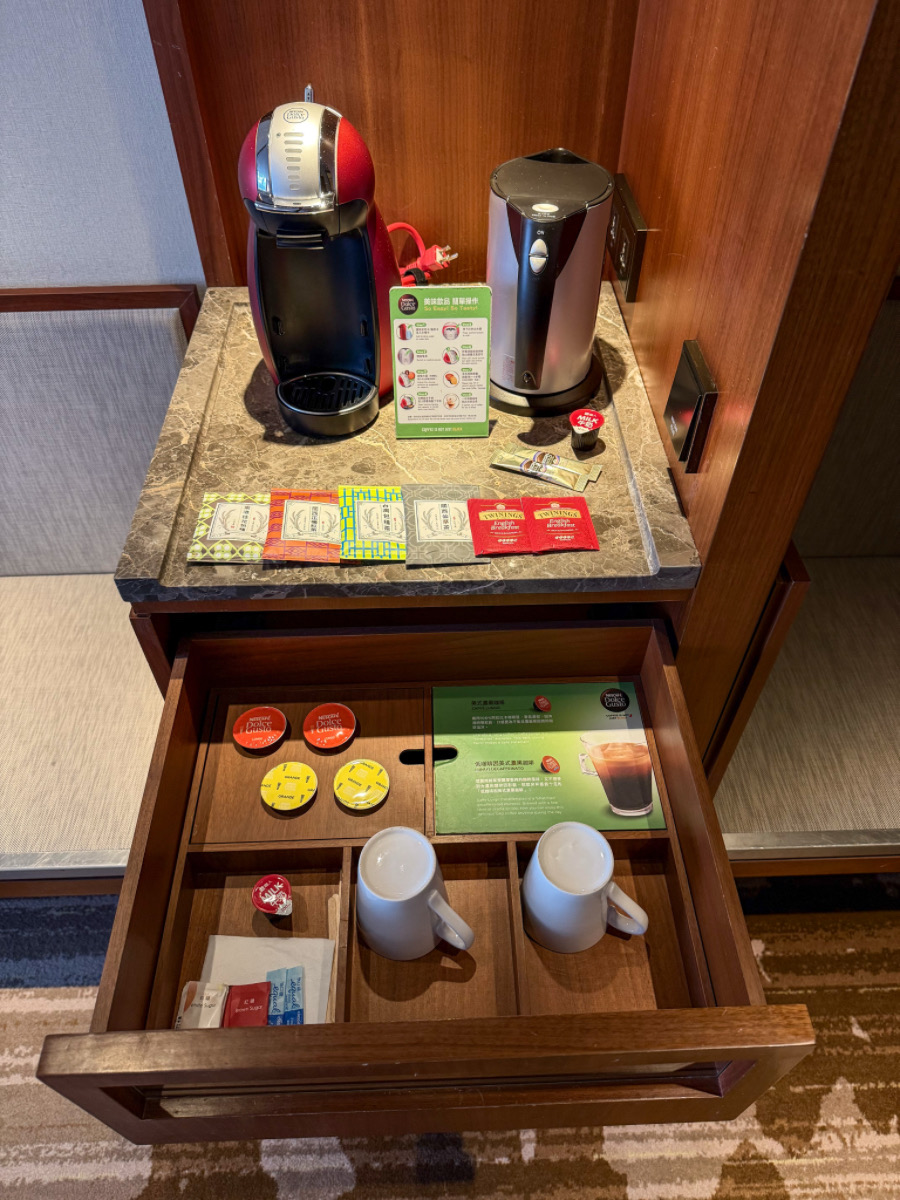 ❤旅宿分享❤【台北六福萬怡酒店】南港住宿推薦！四鐵共構雙大床客房、在地早餐與空中花園開箱