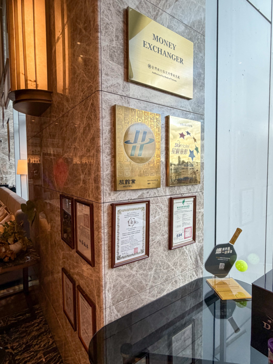 ❤旅宿分享❤【台北六福萬怡酒店】南港住宿推薦！四鐵共構雙大床客房、在地早餐與空中花園開箱