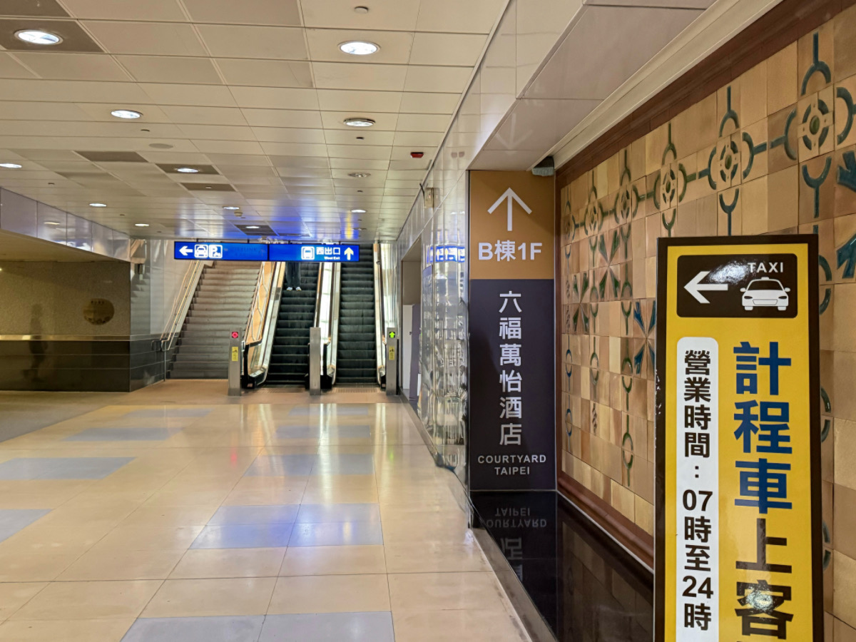 ❤旅宿分享❤【台北六福萬怡酒店】南港住宿推薦！四鐵共構雙大床客房、在地早餐與空中花園開箱