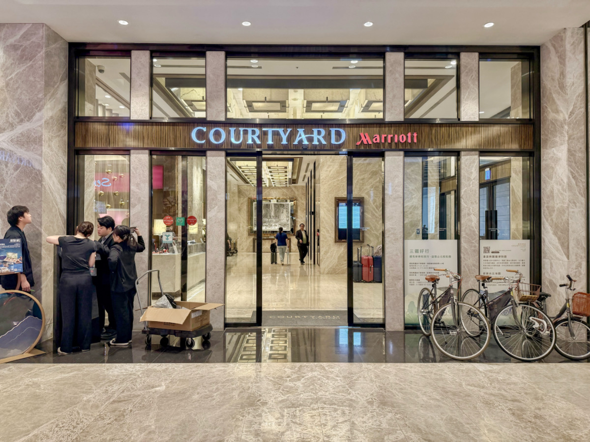 ❤旅宿分享❤【台北六福萬怡酒店】南港住宿推薦！四鐵共構雙大床客房、在地早餐與空中花園開箱