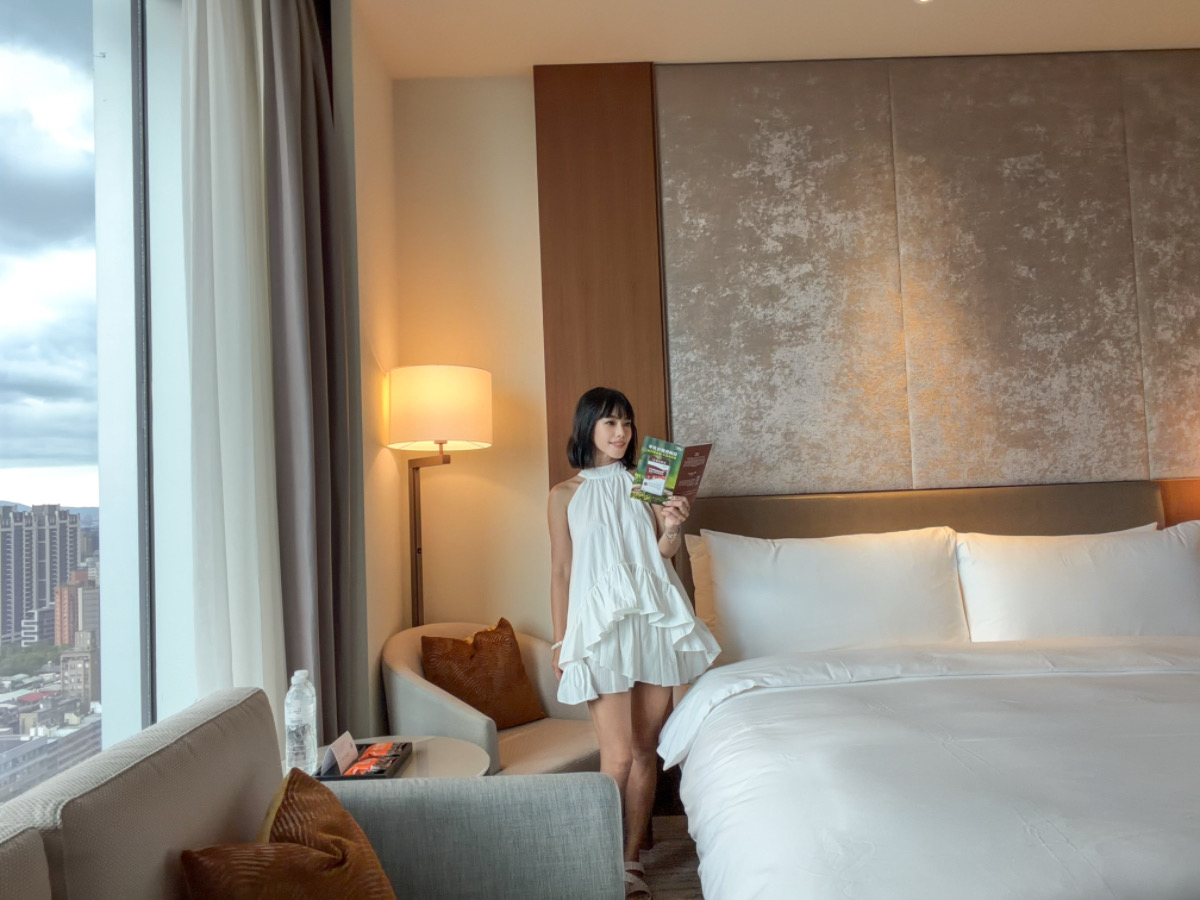 ❤旅宿分享❤【台北六福萬怡酒店】南港住宿推薦！四鐵共構雙大床客房、在地早餐與空中花園開箱